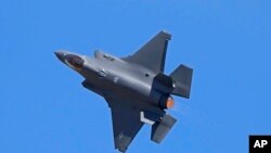 যুক্তরাষ্ট্র বিমান বাহিনীর একটি অত্যাধুনিক এফ-৩৫ জঙ্গি বিমান সম্প্রতি ভারতের বেঙ্গালুরুতে দ্বিবার্ষিক 'এরো ইন্ডিয়া ২০২৫' আয়োজনে যোগ দেয়। ফটোঃ ১২ ফেব্রুয়ারি, ২০২৫।