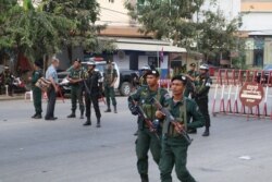 Armed police block all roads leading to Poipet border checkpoint in Cambodia, as leaders and activists of Cambodia National Rescue Party plan to cross the border town to get into Cambodia, on Nov 9, 2019. (Sun Narin/VOA Khmer)