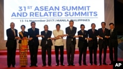 លោក​នាយករដ្ឋមន្ត្រី ហ៊ុន សែន (ទីបីពីខាងស្តាំ) ថតរូបជាមួយ​នឹង​ប្រមុខ​រដ្ឋាភិបាលនៃ​ប្រទេសជា​សមាជិក​អាស៊ាន នៅក្នុង​កិច្ច​ប្រជុំ​កំពូលលើកទី៣១នៃអាស៊ាន នៅទីក្រុងម៉ានីល ប្រទេសហ្វីលីពីន កាលពីថ្ងៃទី១៣ ខែវិច្ឆិកា ឆ្នាំ២០១៧។