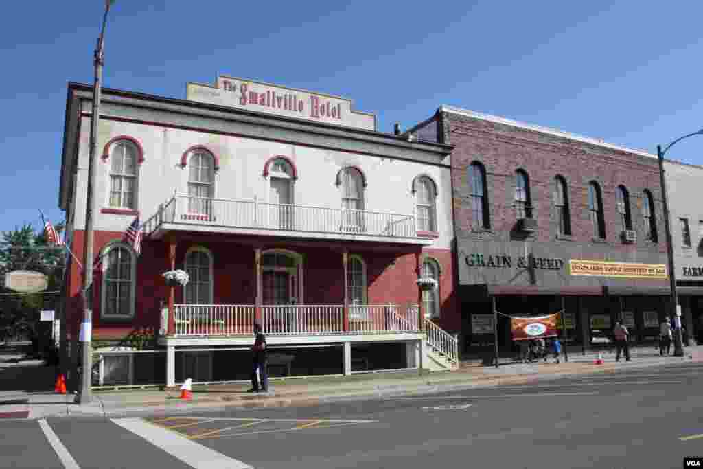 Buildings with Smallville signs, Plano, Illinois. (K. Farabaugh/VOA)