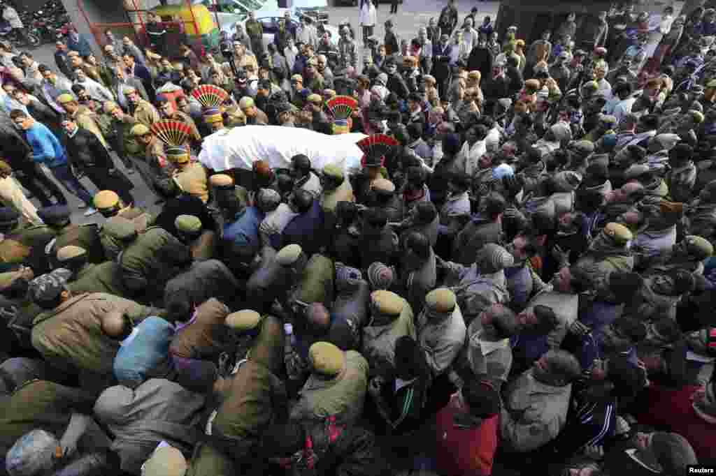 Police and relatives carry the body of Subhash Tomar, a police man, during his funeral in New Delhi, December 25, 2012. Tomar died after he was injured during a protest over a gang rape in New Delhi.