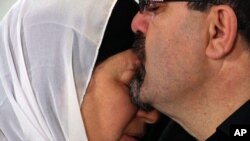 نامی برکت، پس از مرگ پسراش از یک عضو خانواده اش دلجویی می‌کند 