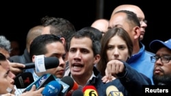 Pemimpin oposisi Venezuela yang mendeklarasikan diri sendiri sebagai presiden sementara negara itu, Juan Guaido di Caracas, Venezuela (27/1).