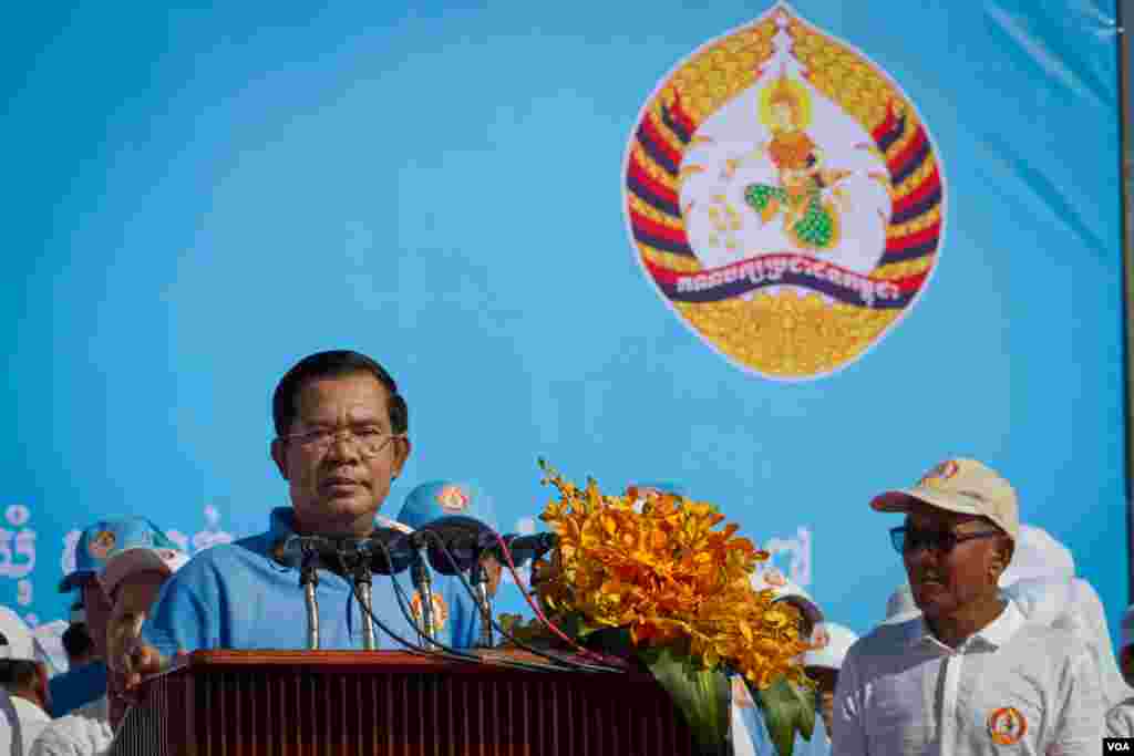 លោក​ ហ៊ុន សែន​​ មេ​បក្ស​កាន់​អំណាច​ថ្លែង​ទៅ​កាន់​អ្នក​គាំទ្រ​របស់​ខ្លួន​ ​ដែល​ប្រមូលផ្តុំ​នៅ​ឯ​ផ្លូវ​មួយ​កន្លែង​ក្នុង​រាជធានី​ភ្នំពេញ​មុន​ពេល​ហែក្បួន​ឃោសនា​បោះឆ្នោត​ឃុំ-សង្កាត់​ថ្ងៃ​ចុង​ក្រោយ​ ​នា​ថ្ងៃទី​០២​មិថុនាឆ្នាំ២០១៧។​ ​(នៅ វណ្ណារិន/VOA)