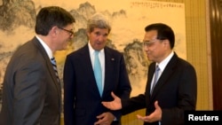 PM China Li Keqiang (kanan) berbicara dengan Menkeu AS Jack Lew (kiri) dan Menkeu AS John Kerry, di Beijing, Kamis (10/7).