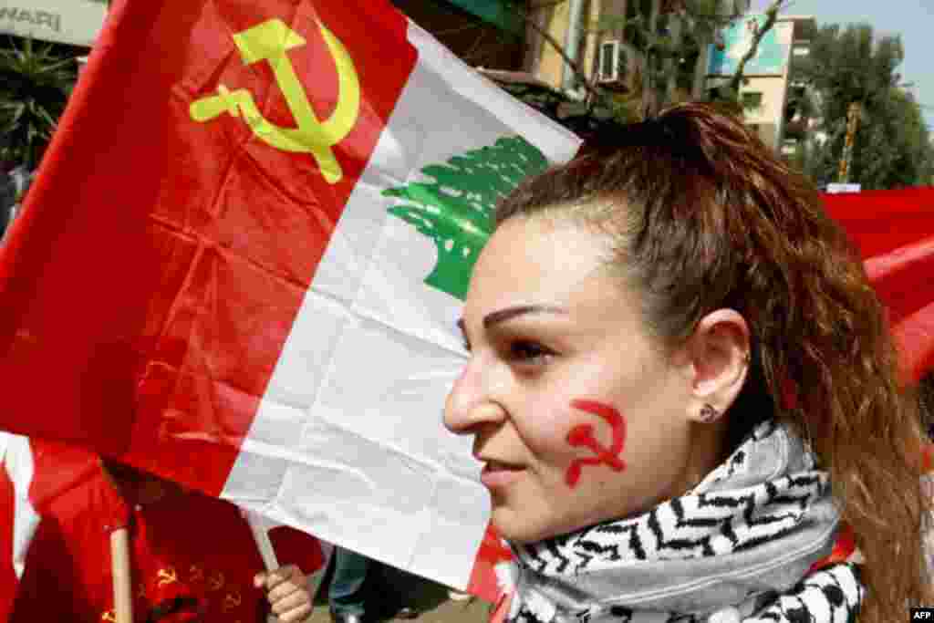 Daniel Kaluuya, winner of the award for best actor in a supporting role for &quot;Judas and the Black Messiah,&quot; poses in the press room at the Oscars on Sunday, April 25, 2021, at Union Station in Los Angeles. (AP Photo/Chris Pizzello, Pool)