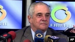 A truck full of pigs is stuck in traffic fleeing the floodwaters in Nonthaburi, just outside of Bangkok, Thailand. – VOA Photo G. Paluch