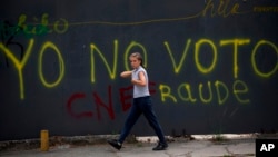 El gobierno interino que lidera Juan Guaidó sostiene que convocará elecciones una vez que cese "la usurpación", pero el presidente en disputa, Nicolás Maduro, dice que las elecciones se efectuaron en mayo de 2018 y rechaza la agenda opositora que tilda de "golpista".