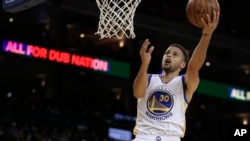 Stephen Curry de Golden State Warriors tire contre le Utah Jazz au cours de la première moitié d'un match de basket NBA mercredi , le 9 Mars , 2016, à Oakland , en Californie . (AP Photo / Ben Margot )