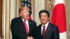 Poignée de mainentre le Président des États-Unis, Donald Trump et le Premier ministre japonais Shinzo Abe avant leur déjeuner de travail au Akasaka guesthouse à Tokyo, au Japon, le 27 mai 2019.