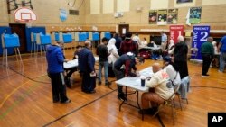 ووٹرز مشی گن کے شہر ڈئیر بورن میں منگل،5 نومبر
کواپنے بیلٹس کا انتظار کر رہے ہیں۔(اے پی فوٹو) 