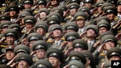 Foto yang diambil hari Sabtu, 15 April 2017, menunjukkan para prajurit memberi hormat saat lagu kebangsaan dimainkan selama parade militer untuk meperingati hari lahir Kim Il Sung yang ke-105 di Pyongyang, Korea Utara (foto: AP Photo/Wong Maye-E)