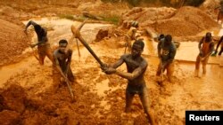 Para penambang emas di dekat kota Dunkwa, Ghana barat (foto: dok). Ghana mengusir lebih dari 160 penambangan emas ilegal asal China.
