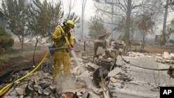 Des pompiers luttant contre les flammes à Middletown, en Californie (AP Photo/Eric Risberg)