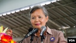 លោកស្រី មួរ សុខហួរ អនុ​ប្រធាន​គណបក្ស​សង្គ្រោះ​ជាតិ​ ក្នុង​ពិធី​ជួបជុំ​បេក្ខនារី​សម្រាប់​ការបោះឆ្នោត​ឃុំ​សង្កាត់ នៅ​ទីស្នាក់ការ​គណបក្ស​ ក្នុង​រាជធានី​ភ្នំពេញ​​ នៅ​ថ្ងៃទី​១៧​ ខែ​ឧសភា​ ឆ្នាំ​២០១៧។ (ហ៊ាន សុជាតា/VOA)