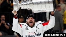 Kapiten Vašington Kapitalsa Aleks Ovečkin slavi prvi Stenli kup u istoriji kluba (Foto: AP/John Locher)