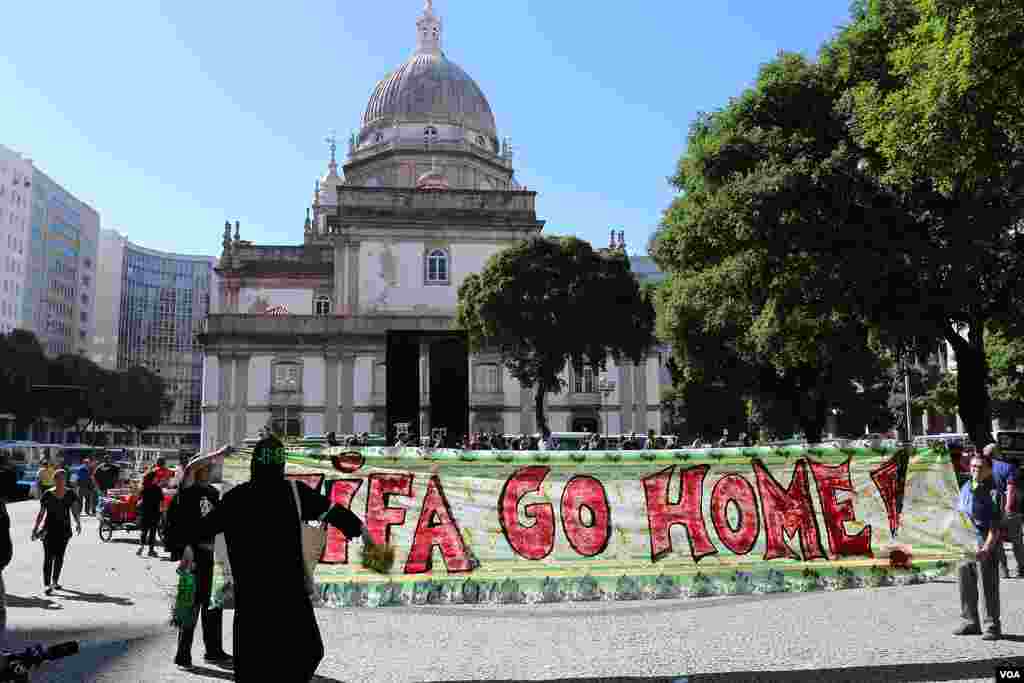World Cup protesters in Rio de Janeiro, Brazil, June 12, 2014. (Brian Allen/VOA)