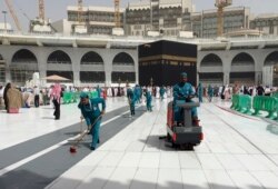 Thánh địa Mecca được tẩy trùng. Ả Rập Xê Út quy định phạt nặng du khách không tiết lộ thông tin về sức khoẻ và chi tiết hành trình của mình.