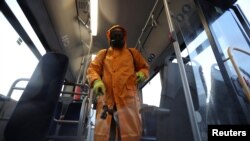 Pulvérisation de désinfectant dans un bus à Tbilissi, Géorgie, le 2 mars 2020. (Photo: REUTERS/Irakli Gedenidze)