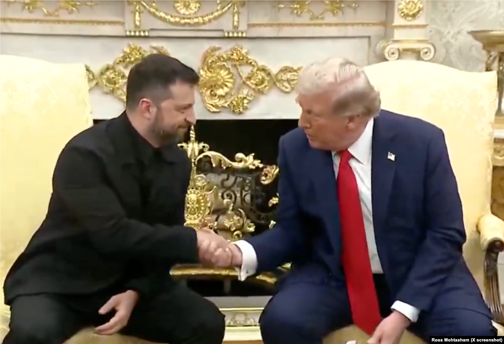 دونالد ترامپ رئیس جمهوری آمریکا و ولودیمیر زلنسکی رئیس جمهوری اوکراین در اتاق بیضی کاخ سفید با هم دست می‌دهند (دوشنبه ۲۷ مرداد ۱۴۰۴)