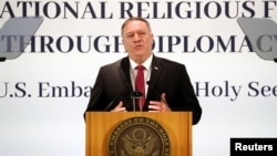 Menteri Luar Negeri AS Mike Pompeo berbicara dalam konferensi di Roma, Rabu (30/9). 