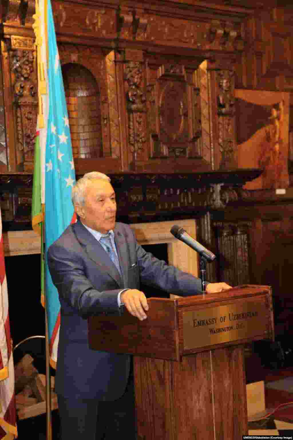 Erkin A'zam ingliz tiliga tarjima qilingan kitobini tadqim etmoqda.12-mart, O'zbekiston elchixonasi, Vashington.