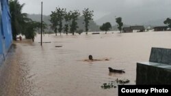 Banjir melanda kabupaten Pacitan akibat siklon tropis Cempaka. 