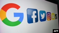 Perusahaan teknologi dan layanan Internet multinasional Amerika, dari kiri : Google, media sosial online Amerika dan layanan jejaring sosial, Facebook, Twitter. (Foto: AFP)