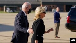 Rais Joe Biden na mkewe Jill Biden wakielekea kupanda ndege ya Rais Air Force One huko katika Kituo cha Jeshi la Anga cha Jeshi la Kitaifa, New Castle Delaware, Jumapili May 29, 2022, kuelekea ziara ya Ulvade. (AP Photo/Evan Vucci)