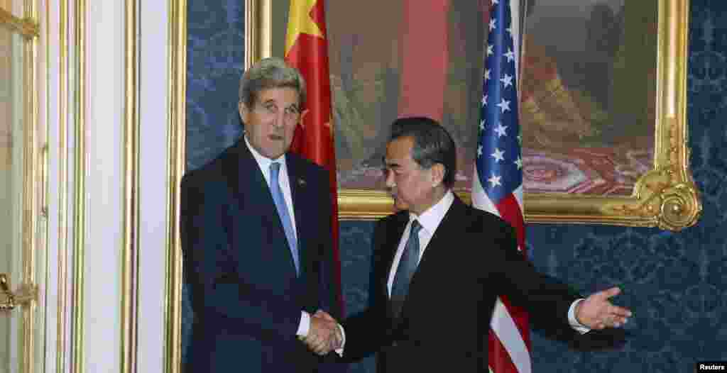 U.S. Secretary of State John Kerry and Chinese Foreign Minister Wang Yi pose for a photograph before a bilateral meeting of the closed-door nuclear talks with Iran in Vienna, Nov. 24, 2014.