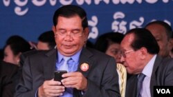 លោក​នាយករដ្ឋ​មន្រ្តី​ហ៊ុន សែន​ ចុច​ទូរស័ព្ទ​​កំឡុង​ពេល​ការ​រំលឹក​ខួបទី​៦៥​នៃ​ថ្ងៃ​បង្កើត​គណបក្ស​ប្រជាជន​កម្ពុជា​នៅ​ទីស្នាក់​ការ​កណ្ដាល​គណបក្ស​នៅ​ថ្ងៃ​ទី​២៨​ខែ​មិថុនា​ឆ្នាំ​២០១៦​ នា​រាជធានី​ភ្នំពេញ។គណបក្ស​ប្រជាជន​កម្ពុជា​មាន​ឈ្មោះ​ដើម​ហៅ​ថា​គណបក្ស​បដិវត្តន៍​ប្រជាជន​ខ្មែរ​ត្រូវបាន​បង្កើត​ឡើង​នៅ​ថ្ងៃ​ទី​២៨ ​ខែ​មិថុនា​ឆ្នាំ​១៩៥១។(ឡេង ឡែន​/VOA )