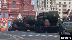 Unit peluncur misil Rusia, Topol-M dipamerkan dalam parade peringatakan kemenangan Rusia atas Nazi Jerman (foto: dok).