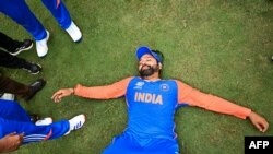 بھارتی ٹیم کے کپتان روہیت شرما، اپنی ٹیم کی کامیابی کے بعد۔ فوٹو اے پی