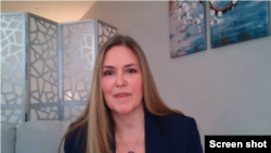 民主党联邦众议员瓦克斯顿参加线上记者会与共和党人华尔兹众议员宣布推出法案，制裁国际奥委会。（记者会视频截图）