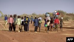 Warga etnis Dogon di Mali kembali ke desa mereka, setelah mengungsi untuk menghindari kekerasan (foto: ilustrasi). 