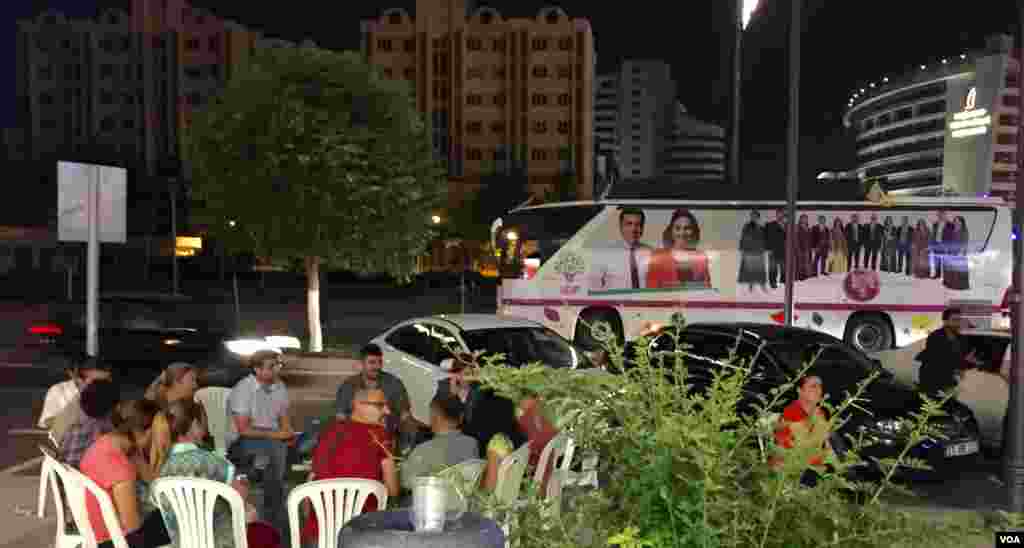 People are seen gathered at the HDP's provincial election office in Gaziantep, Turkey, June 7, 2015. (Mutlu Civiroglu/VOA Kurdish)