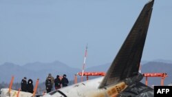 দক্ষিণ কোরিয়া ও যুক্তরাষ্ট্রের তদন্তকারীরা সেই স্থানটি পরিদর্শন করছেন যেখানে জেযু এয়ার বোয়িং ৭৩৭-৮০০ উড়ো জাহাজটি মুয়ান আন্তর্জাতিক বিমান বন্দরে বিধ্বস্ত হয়। মুয়ান, দক্ষিণ কোরিয়া, ডিসেম্বর ৩১,২০২৪। 