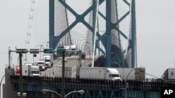 Camiones cruzan el Puente Ambassador desde Windsor, Ontario, hacia Detroit, Michigan. Junio 12, 2018.