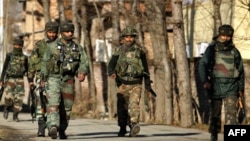 Binh sĩ Ấn Ðộ tuần tra tại khu vực Kashmir