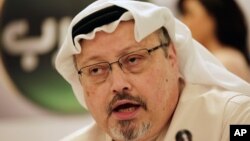 ARCHIVO- En esta fotografía del 15 de diciembre de 2014 se muestra al periodista Jamal Khashoggi durante una conferencia de prensa en Manama, Bahréin.