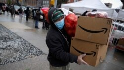 Чоловік у Нью-Йорку із отриманою продуктовою допомогою