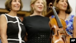 Cây vĩ cầm đã được trao lại cho ba cô con gái của nghệ sĩ vĩ cầm Roman Totenberg hôm 6/8/2015. 