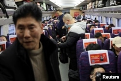 2025年1月24日乘客在上海虹橋火車站搭火車回家過春節。