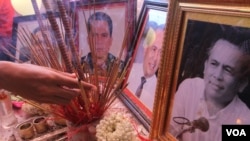 FILE - Photos of analyst Kem Ley are placed at his funeral ceremony at a Buddhist pagoda Wat Kdei Chas, in the outskirts of Phnom Penh, on Monday, July 11, 2016. (Hean Socheata/VOA Khmer)