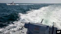 Foto yang dirilis oleh AL Ukraina menunjukkan dua kapal Angkatan Laut Ukraina yang berada di Laut Hitam dekat wilayah Krimea, ketika terjadi insiden dengan AL Rusia hari Minggu (25/11).