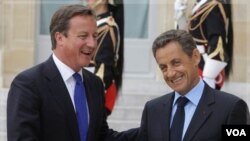 PM Ingris David Cameron (kiri) dan Presiden Perancis Nicolas Sarkozy dijadwalkan akan melawat ke Libya hari Kamis (15/9).