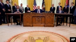 Predsednik Tramp govori tokom ceremonije potpisivanja sporazuma o ekonomskim odnosima sa predsednikom Srbije Aleksandrom Vučićem i premijerom Kosova, Avdulahom Hotijem. (Foto: AP/Evan Vucci)