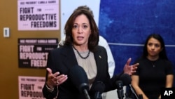 Канцеларијата на потпретседателката соопшти дека ова е првпат еден од двајцата водечки американски лидери некогаш да посети клиника за абортуси 