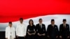 Presiden Joko Widodo dan cawapres Ma'ruf Amin, calon presiden Prabowo Subianto dan pasangannya cawapres Sandiago Uno menyanyikan lagu kebangsaan sebelum Debat Capres Cawapres 2019 di Jakarta, 13 April 2019. (Foto: Reuters)
