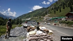 资料照：印度士兵在克什米尔通往拉达克的公路检查站站岗。（2020年6月17日）